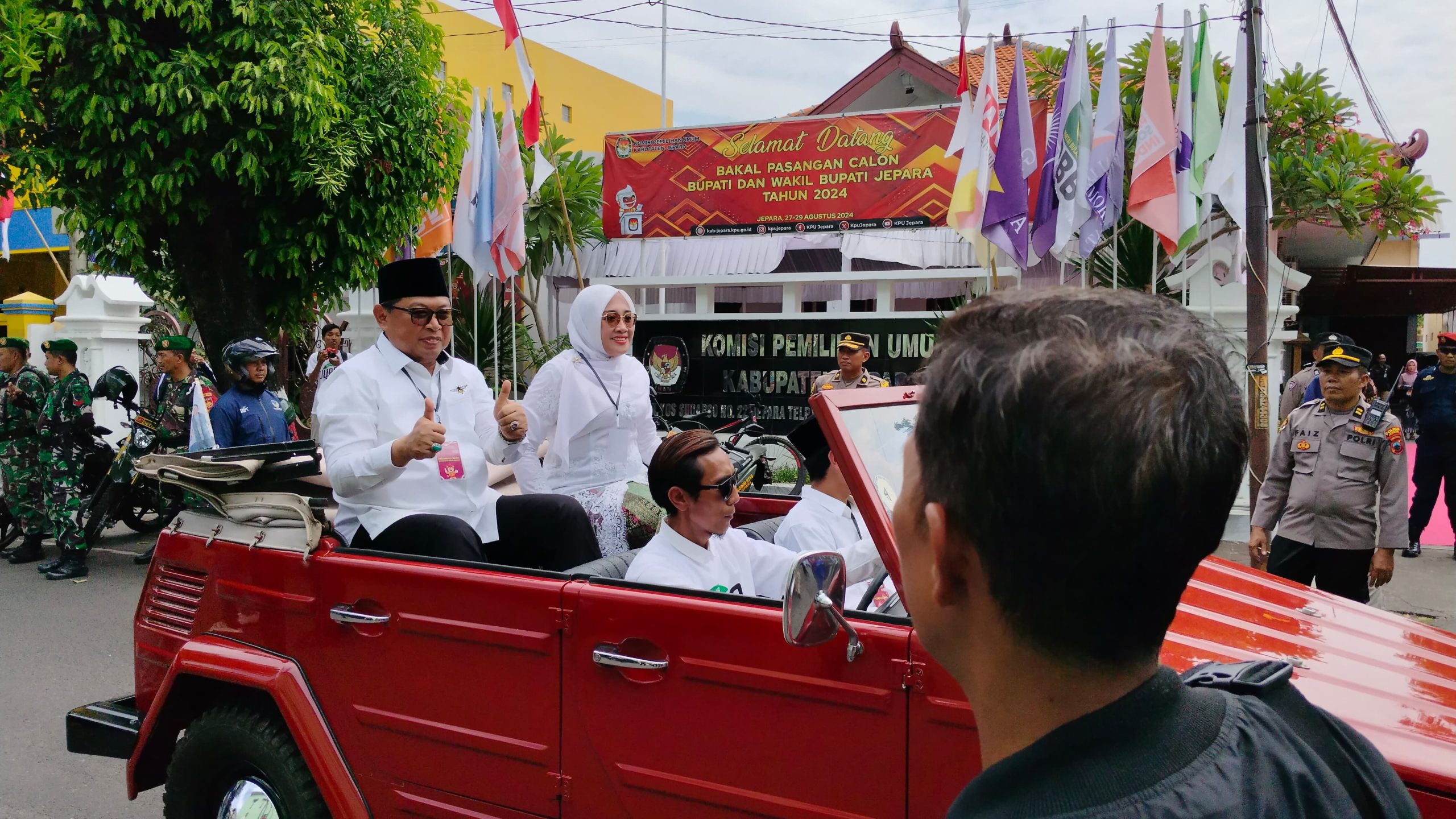 Pasangan Gus Nung - Iqbal mendatangi kantor KPU Jepara pada Rabu 28/08/2024 sekitar pukul 12:00 WIB