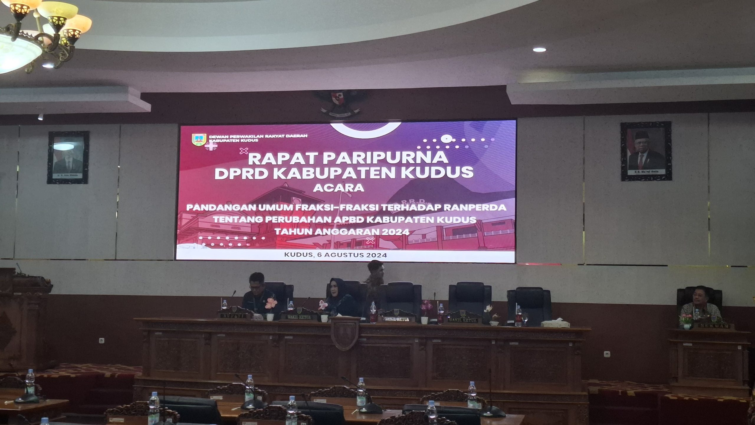 Wakil Ketua DPRD Kabupaten Kudus, Hj. Tri Erna Sulistyawati saat memimpin rapat paripurna DPRD Kabupaten Kudus tentang Pandangan Umum Fraksi-fraksi Terhadap Ranperda tentang Perubahan APBD Kabupaten Kudus Tahun Anggaran 2024. (IPUNK/KF)
