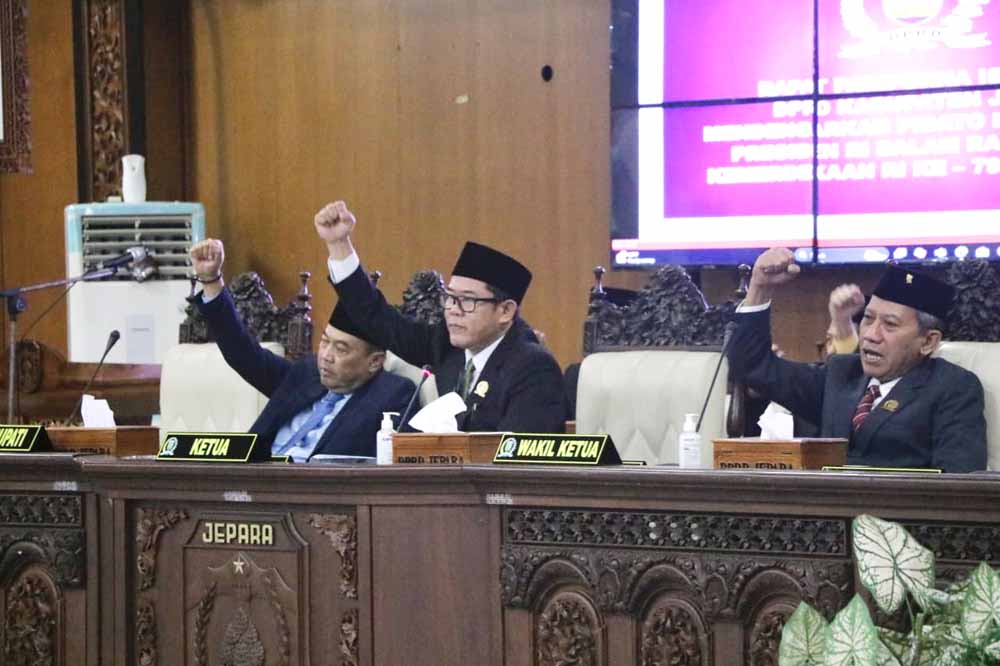 Ketua Sementara DPRD Jepara (Tengah) Agus Sutisna.