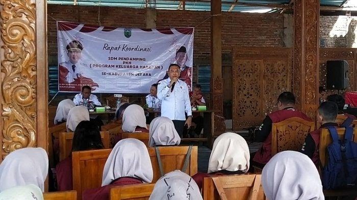 Penjabat (Pj) Bupati Jepara H. Edy Supriyanta saat memberikan sambutan dalam rapat koordinasi (rakor) 141 SDM PKH pada Rabu (28/8/2024) (Foto: TribunJateng)