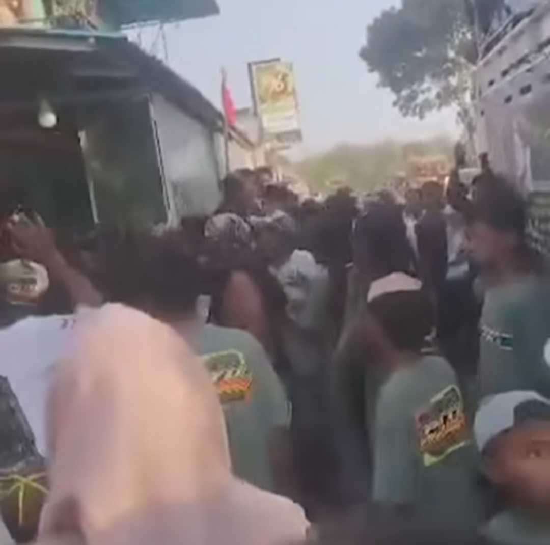 Tangkapan layar video viral yang memperlihatkan seorang ibu do Pati hampir menjadi bulan-bulanan peserta karnaval gara-gara sound horeg (Foto: ig @ndorobei.official)
