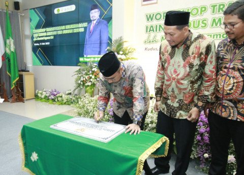 Penandatanganan dokumen transformasi 11 PTKN oleh Menteri Agama Yaqut Cholil Qoumas (foto: medcom.id)