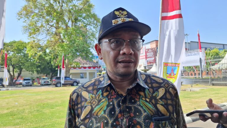 Pj Bupati Kudus usai menyaksikan Sispamkota di depan kompleks Kantor Bupati Kudus pada Selasa, 20 Agustus 2024 (Foto: ZonaNews.id)