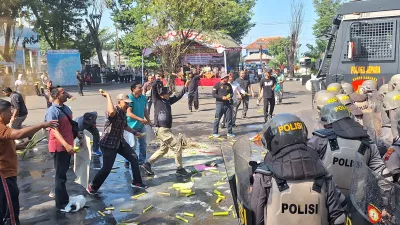 Pada Selasa (20/8) di Pantai Kartini, Polres Jepara mengadakan simulasi sistem pengamanan kota (Sispamkota) yang melibatkan 450 personel gabungan (Foto: MetroTVNews.com)