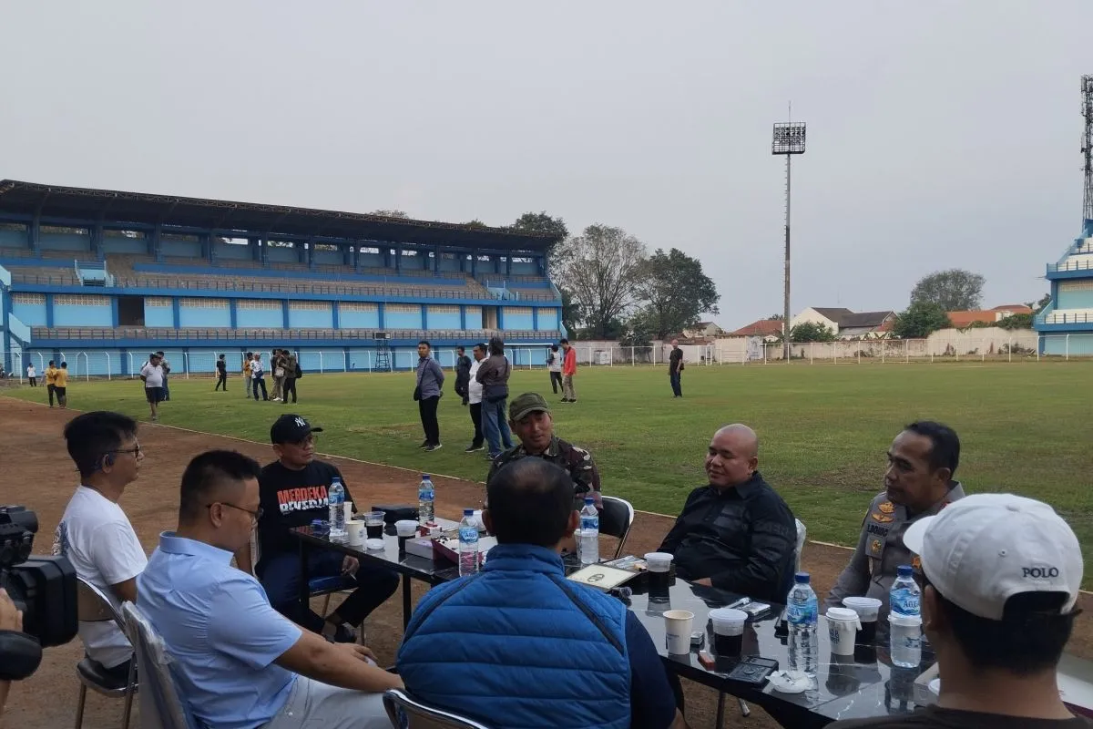 Pj Bupati Kudus bersama jajaran meninjau perbaikan Stadion Wergu Wetan (Foto: ANTARA)