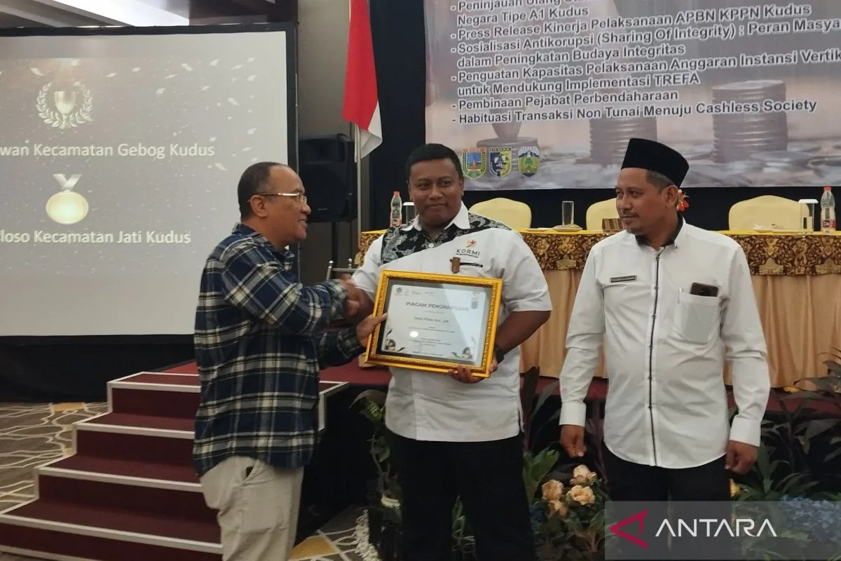 Kantor Pelayanan Perbendaharaan Negara (KPPN) Kudus memberikan anugerah penghargaan sebagai pemerintah desa terbaik dalam pengelolaan dana desa kepada Desa Ploso dan Desa Menawan di forum komunikasi publik KPPN Kudus 2024, di Hotel @Hom Kudus, Kamis (15/8/2024) (ANTARA/Akhmad Nazaruddin Lathif)