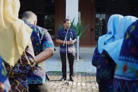 Pelantikan DPRD Jepara Nunggu SK Gubernur Jateng 2 Sekretaris DPRD Jepara, Deni Hendarko saat memimpin apel.