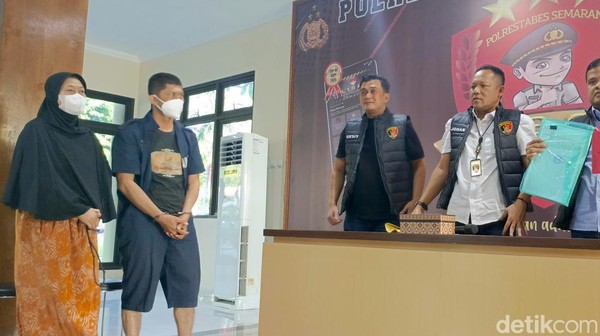 Mantan Kepala Desa (Kades) Bedono Agus Salim (AS) dan mafia tanah Tiyari (T) dihadirkan di jumpa pers di kantor Polrestabes Semarang, Selasa (20/8/2024) (foto: detikJateng)