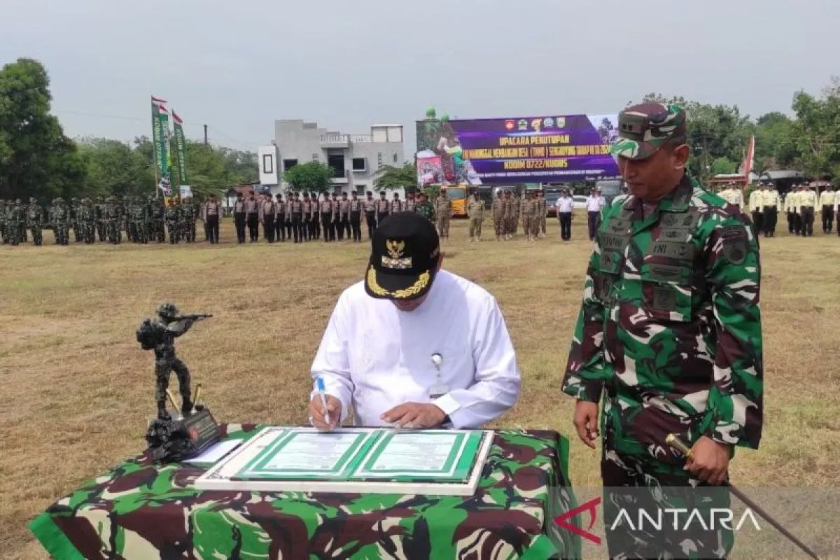 Pj Bupati Kudus M Hasan Chabibi didampingi Dandim 0722/Kudus Letkol Inf. Andreas Yudhi Wibowo saat menandatangani prasasti penutupan program TMMD Sengkuyung tahap III di Desa Kaliwungu, Kecamatan Kaliwungu, Kudus, Kamis (22/8/2024). (ANTARA/Akhmad Nazaruddin Lathif)