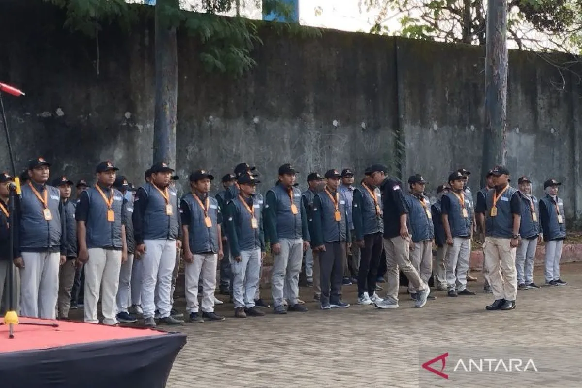 Ketua Bawaslu Kabupaten Kudus Moh Wahibul Minan mengecek identitas jajaran Bawaslu yang akan bertugas mengawasi Pilkada 2024 di Kudus, Kamis (26/9/2024). ANTARA/Akhmad Nazaruddin Lathif