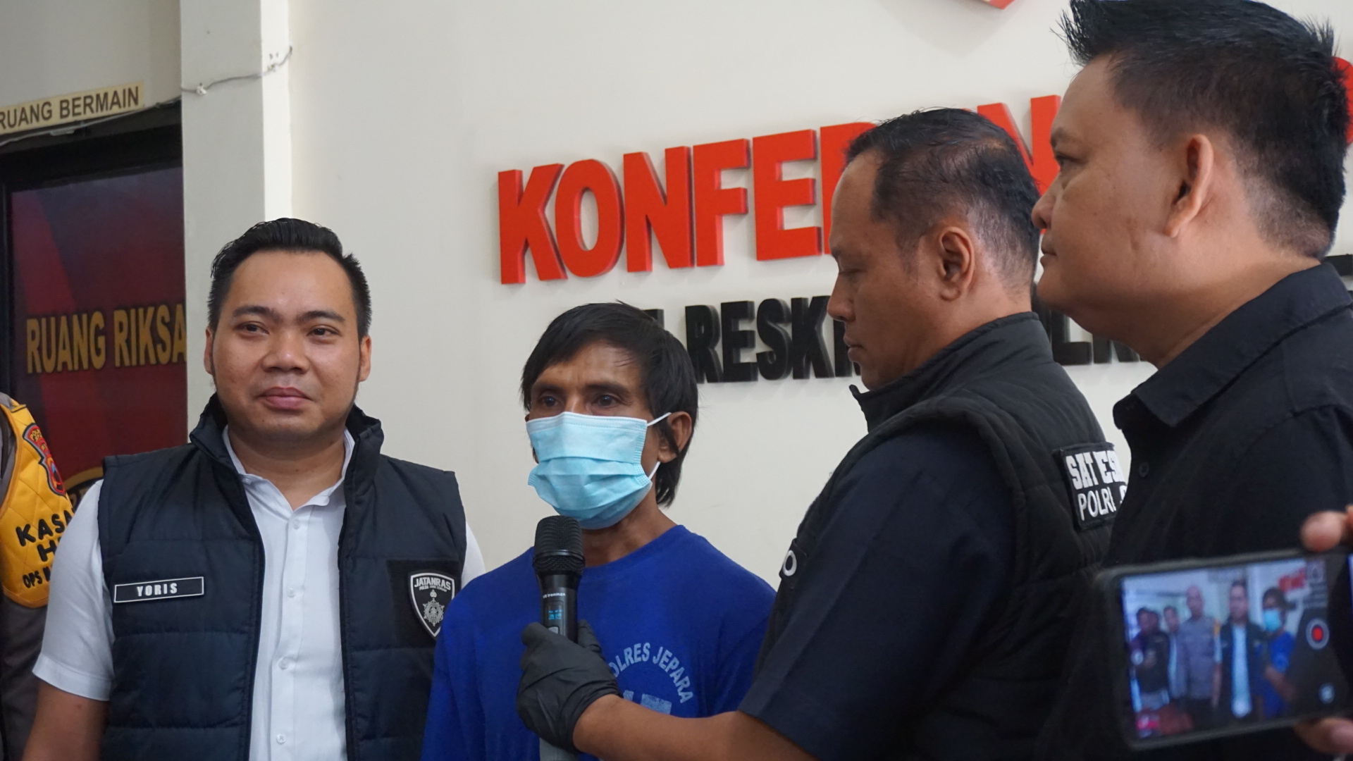 NG (42) pelaku pencurian kalung emas milik tetangganya di Kecamatan Mayong dihadirkan dalam konferensi pers di Mapolres Jepara, pada hari Rabu (25/9/2024)