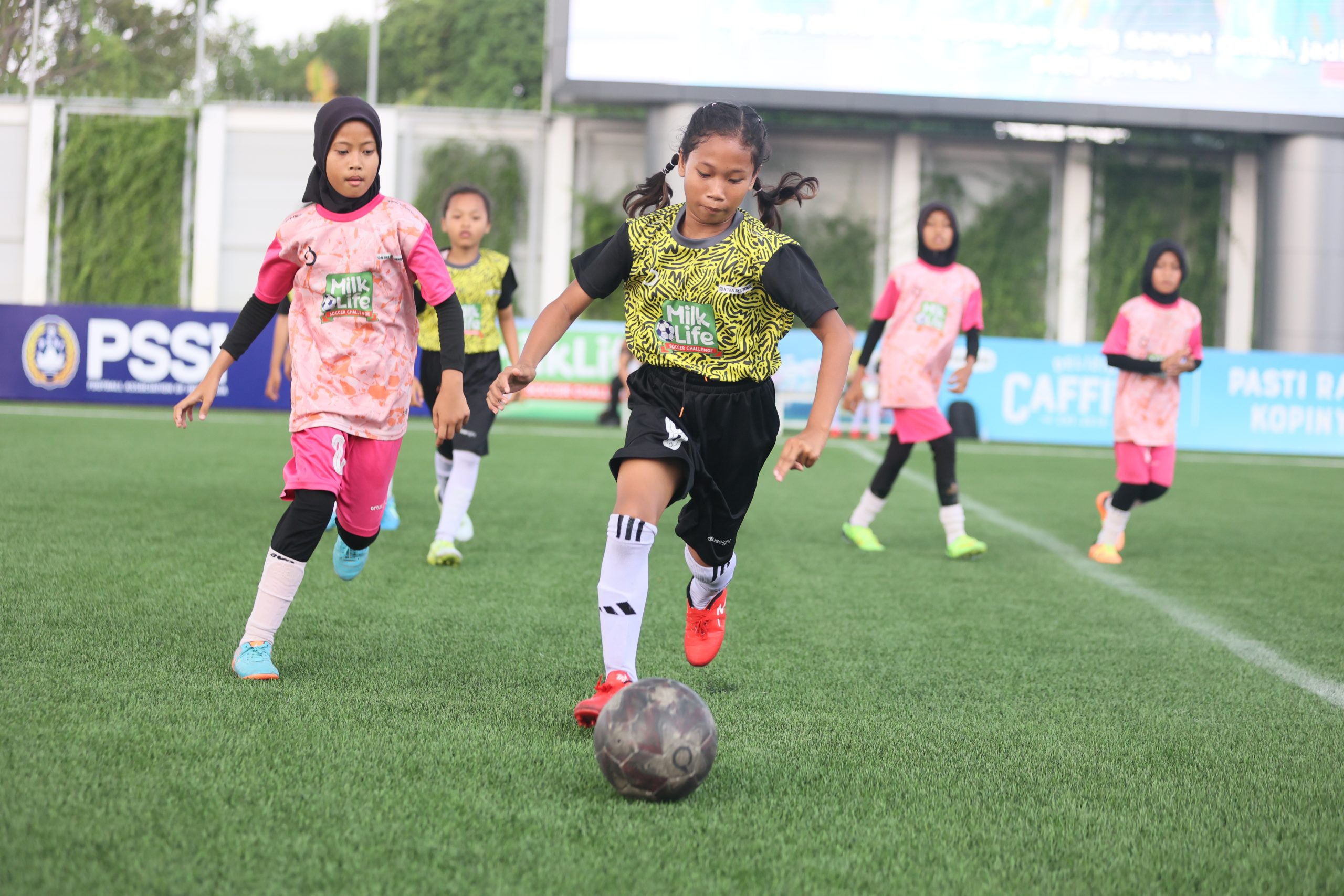 Aksi para putri Kudus mengolah si kulit bundar di lapangan hijau dalam turnamen MilkLife Soccer Challenge - Kudus Series 3 2024 yang berlangsung pada Senin (23/9) hingga Sabtu (28/9) di Supersoccer Arena dan Lapangan Rendeng Kudus