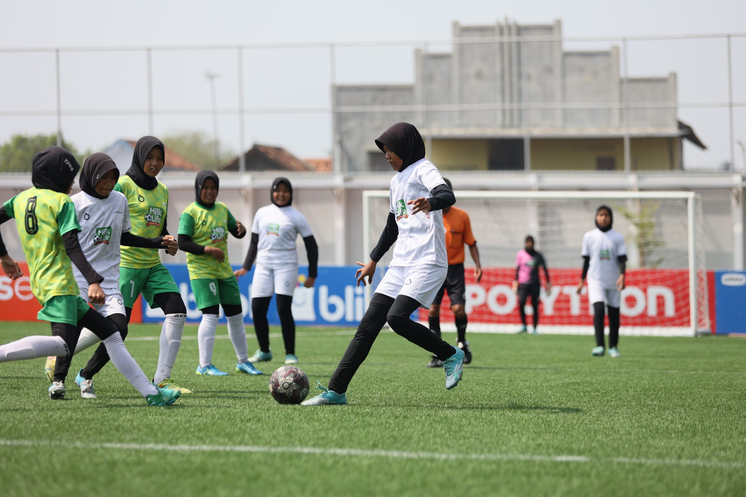 116 SD/MI meriahkan MilkLife Soccer Challenge Kudus Series 3 2024 1 Punggawa tim KU 12 MIN 5 Demak (putih) tampil percaya diri saat menghadapi MIN Kudus (hijau) di partai 32 besar MilkLife Soccer Challenge - Kudus Series 3 2024.