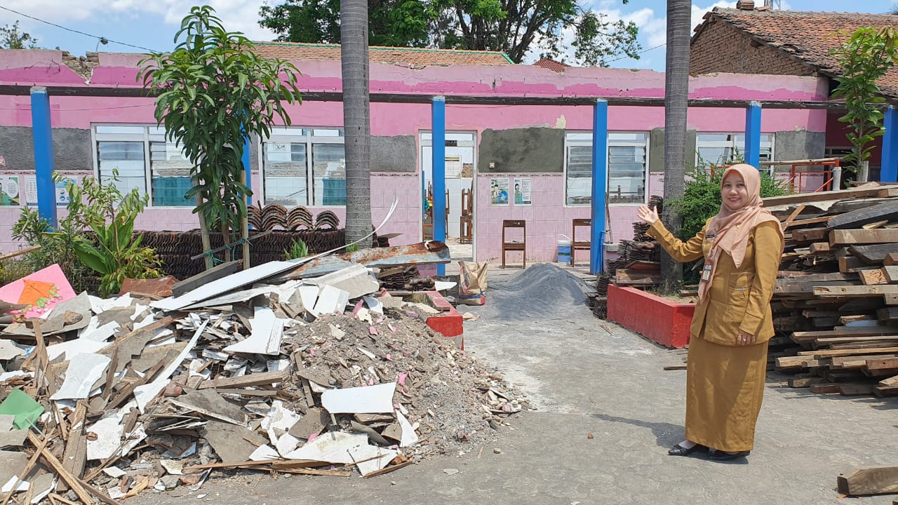 Kepala SD 2 Mlatinorowito, Nita Yuliana menunjukkan proses rehab tiga ruang kelas, belum lama ini. (UMI ZAKIATUN NAFIS/JOGLO JATENG)