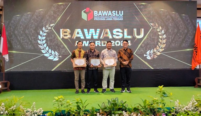 Kordiv Pencegahan, Parmas, dan Humas dari Bawaslu Jepara, Ali Purnomo (dua dari kiri) sewaktu Bawaslu Award, Jumat (20/9). (ISTIMEWA/JOGLO JATENG)