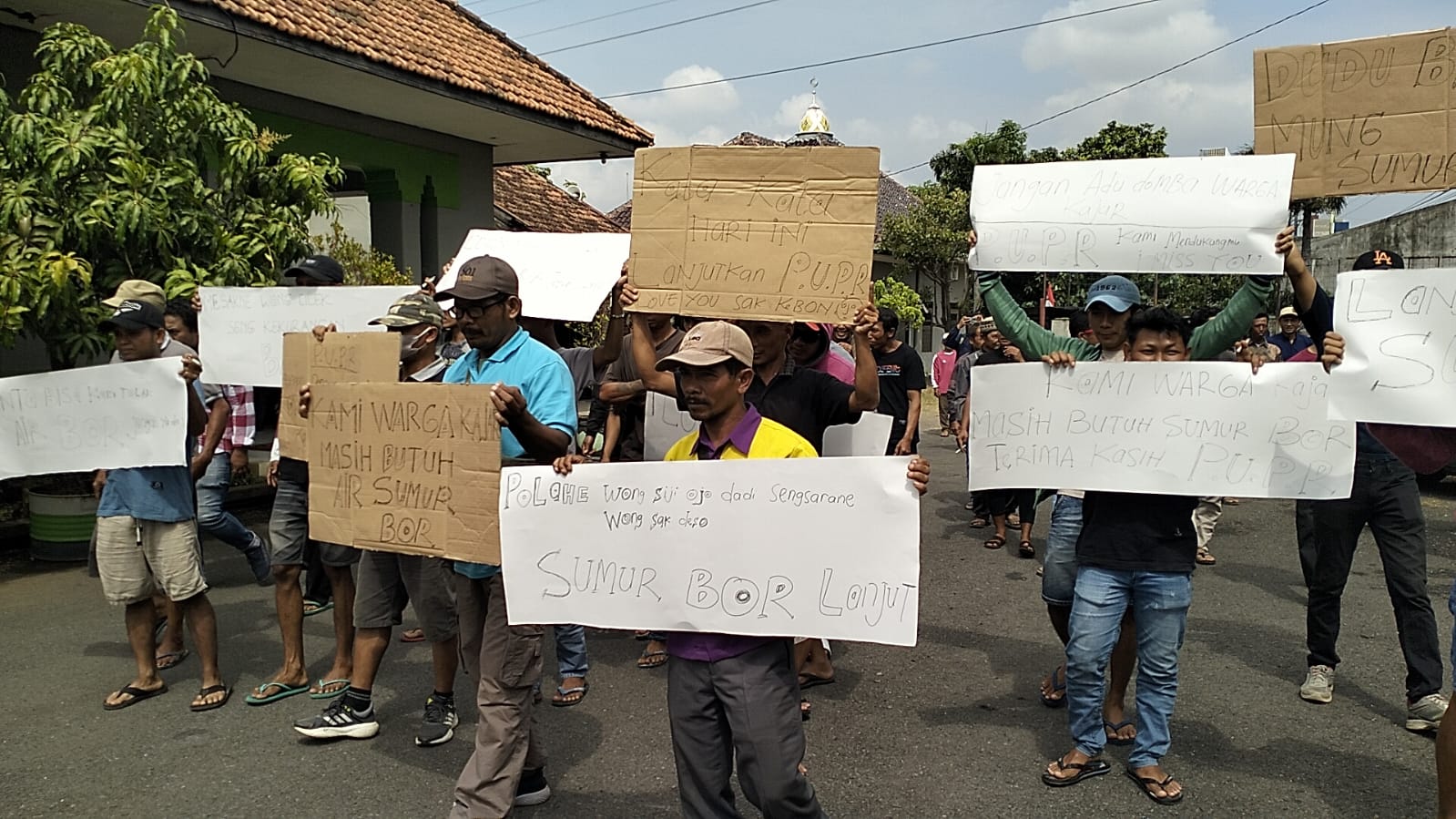 Puluhan warga desa Kajar, Kecamatan Dawe, Kabupaten Kudus melakukan unjuk rasa ke kantor Dinas PUPR (Pekerjaan Umum & Penataan Ruang) setempat pada Selasa (10/9/2024)