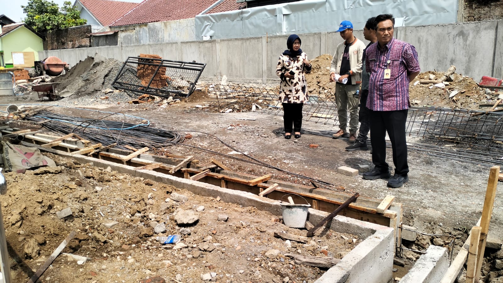 Dinas Kesehatan Kudus meninjau proses renovasi lahan parkir di Puskesmas Rendeng, Selasa, 10 September 2024