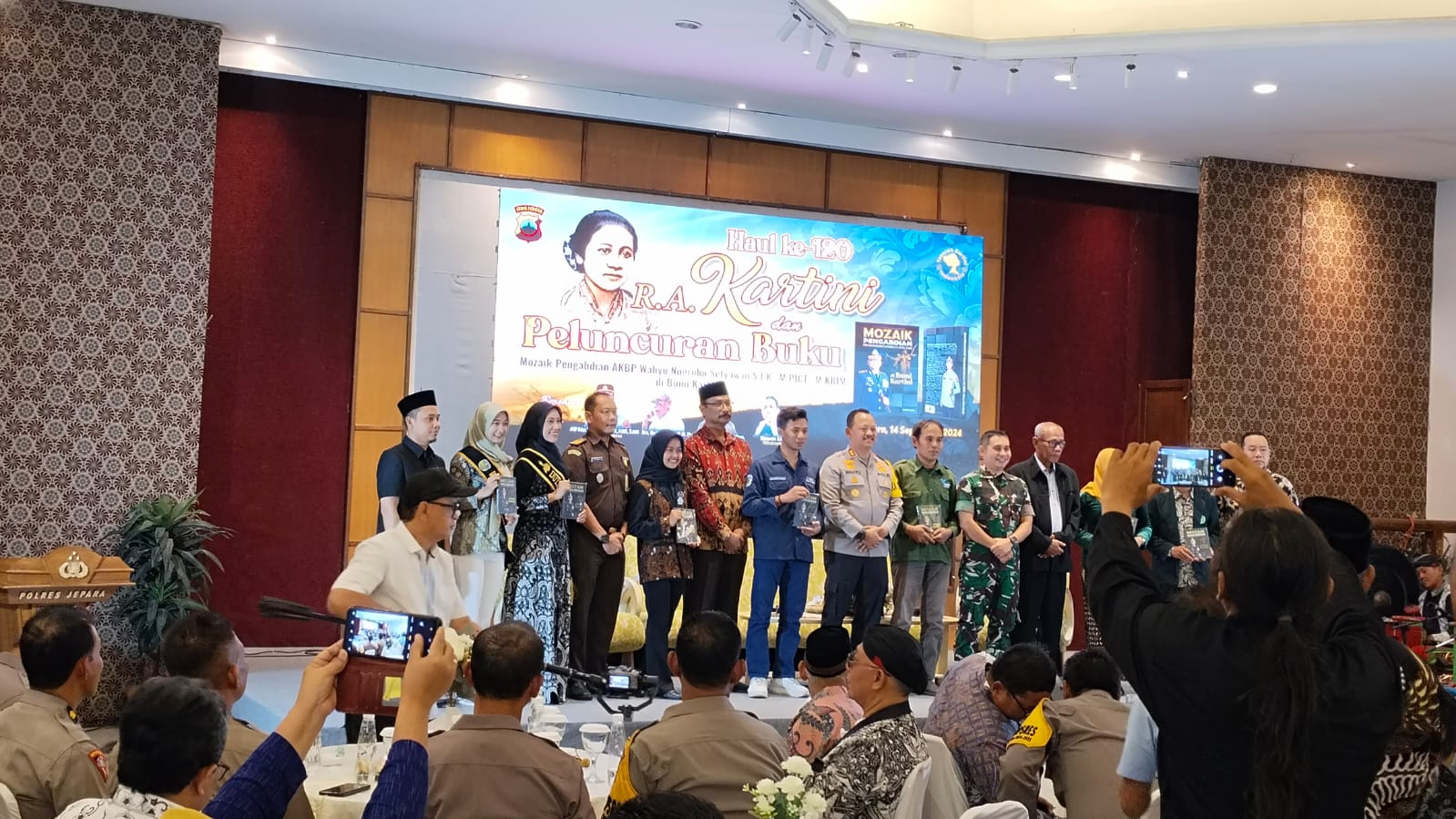 peluncuran buku karya Kepala Kepolisian Resor (Kapolres) Jepara AKBP Wahyu Nugroho Setyawan yang berjudul ‘Mozaik Pengabdian AKBP Wahyu Nugroho Setyawan, S.I.K., M.PICT., M.Krim di Bumi Kartini’ di aula Resto Maribu Jepara, Sabtu (14/9/2024).