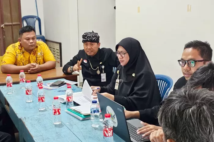 Inspektorat Pati memeriksa Kades Winong Ujok Budianto di Balai Desa setempat pada Kamis (5/9). (INSPEKTORAT PATI UNTUK RADAR KUDUS)