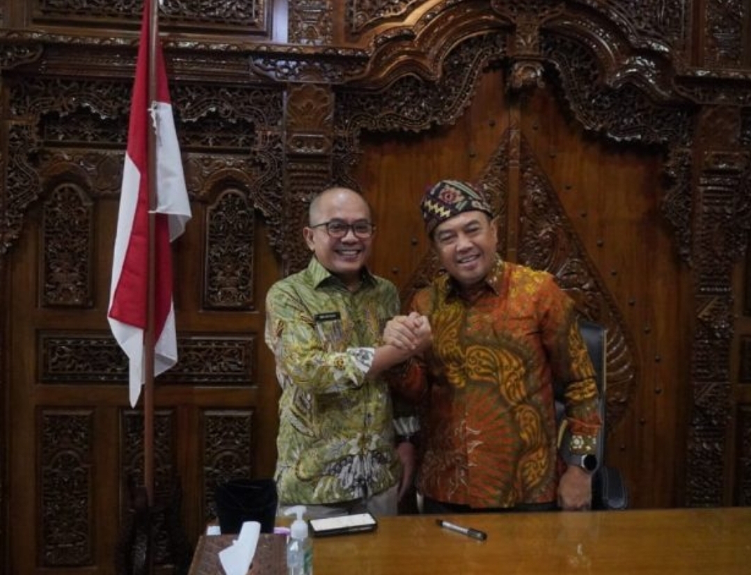 Pustakawan Ahli Muda Perpusnas sekaligus pemimpin redaksi Perpusnas Press, Edi Wiyono bersama Pj Bupati Jepara Edy Supriyanta, Selasa (3/9/2024)