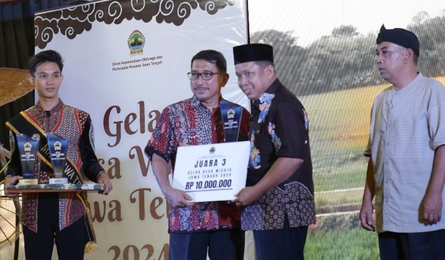 Penganugerahan penghargaan kepada Petinggi Tegalsambi, Agus Santoso berlangsung di Pendopo Kabupaten Purworejo, Kamis (13/9/2024).