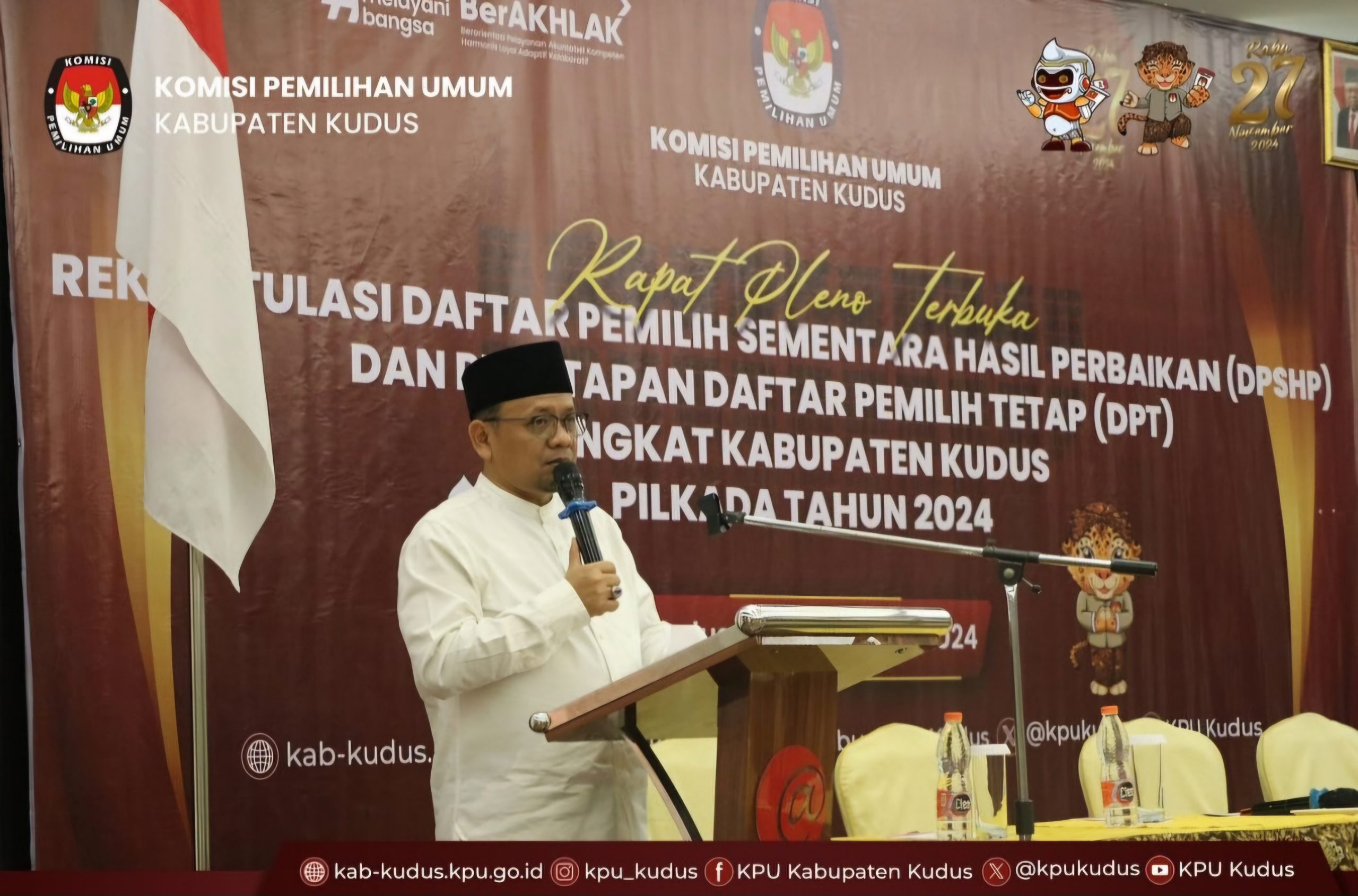 Pj Bupati Kudus Hasan Chabibie dalam rapat pleno rekapitulasi daftar pemilih sementara hasil perbaikan (DPSHP) dan penetepan daftar pemilih tetap (DPT) untuk Pemilihan Kepala Daerah (Pilkada) 2024 di Hotel @Hom, Jumat (20/9/2024) (ig: kpu_kudus)