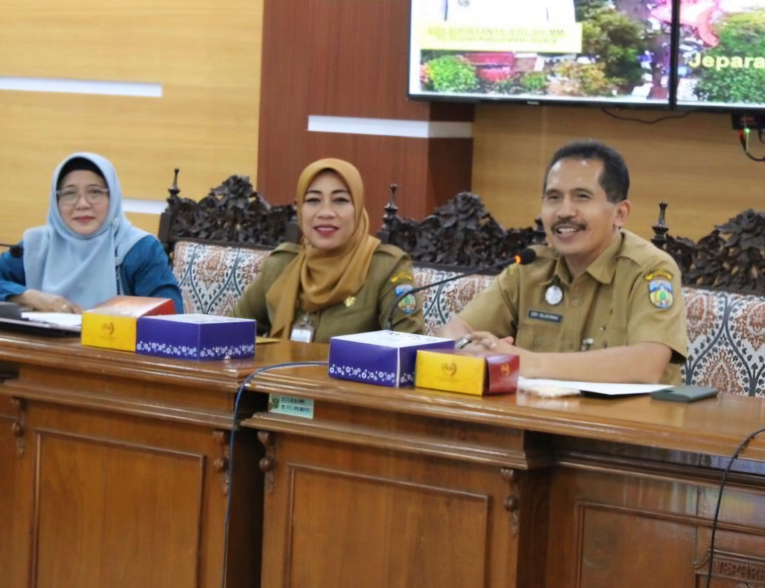 Sekretaris Daerah (Sekda) Kabupaten Jepara Edy Sujatmiko saat memberikan motivasi kepada Tim Pembina Kabupaten Jepara Sehat di Ruang Rapat R.M.P. Sosrokartono Setda Jepara pada Senin (30/9/2024).