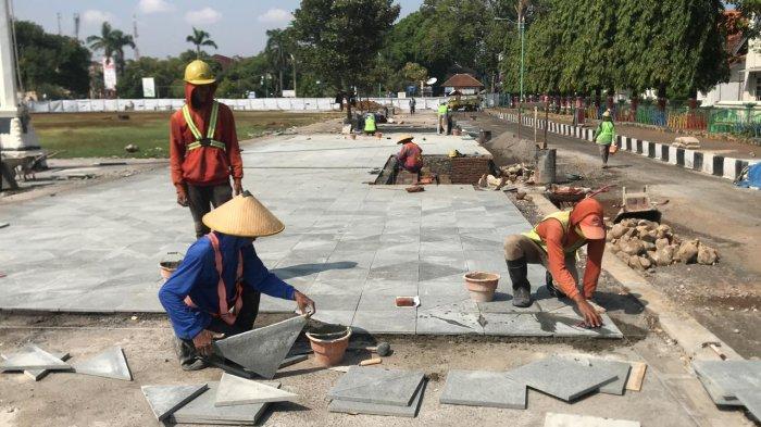Suasana pengerjaan renovasi Alun-alun 1 Jepara (Foto: Tribunjateng)