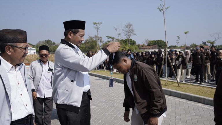 Pelepasan mahasiswa KKN, ditandai dengan simbolisasi pengalungan ID card oleh Rektor IAIN Kudus, Prof Abdurrohman Kasdi kepada peserta perwakilan KKN. (Foto: Istimewa/IAIN Kudus)