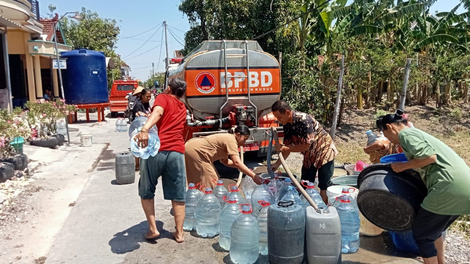 Dropping air bersih untuk warga terdampak kekeringan di Desa Kalirejo, Kecamatan Undaan, Kabupaten Kudus pada Kamis, 19 September 2024 (Zonanews.id)