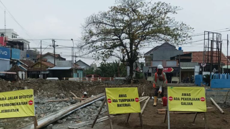 Proses pembangunan jembatan Babalan-Kutuk turut Desa Kalirejo, Kecamatan Undaan, Kabupaten Kudus pada Senin, 23 September 2024. (ZONANEWS.ID)
