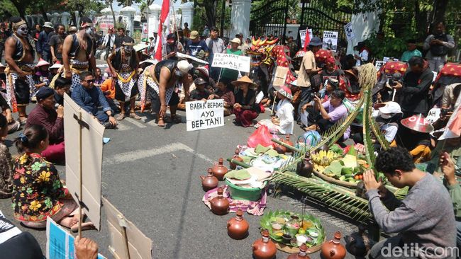 Aksi petani Kendeng di depan kantor DPRD Pati, Jumat (20/9/2024). (Foto: Dian Utoro Aji/detikJateng)