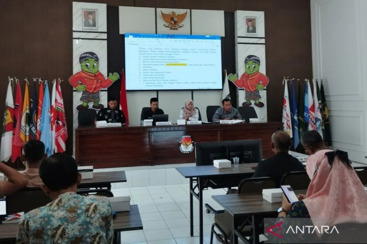 Ketua KPU Kabupaten Demak Siti Ulfaati saat memimpin rapat koordinasi di aula KPU Demak, Jawa Tengah, Kamis (19/9/2024). ANTARA/Akhmad Nazaruddin Lathif