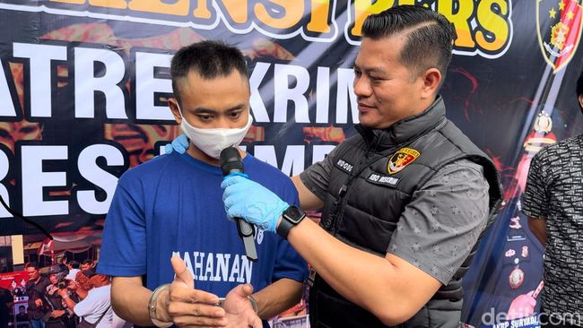 Tebe (26), warga Kecamatan Sedan, Rembang menjadi pelaku pembacokan terhadap AM lantaran terbakar api cemburu dihadirkan dalam pers rilis di Mapolres Rembang, Kecamatan Rembang, Kamis (26/9/2024) (Foto: Mukhammad Fadlil/detikJateng)
