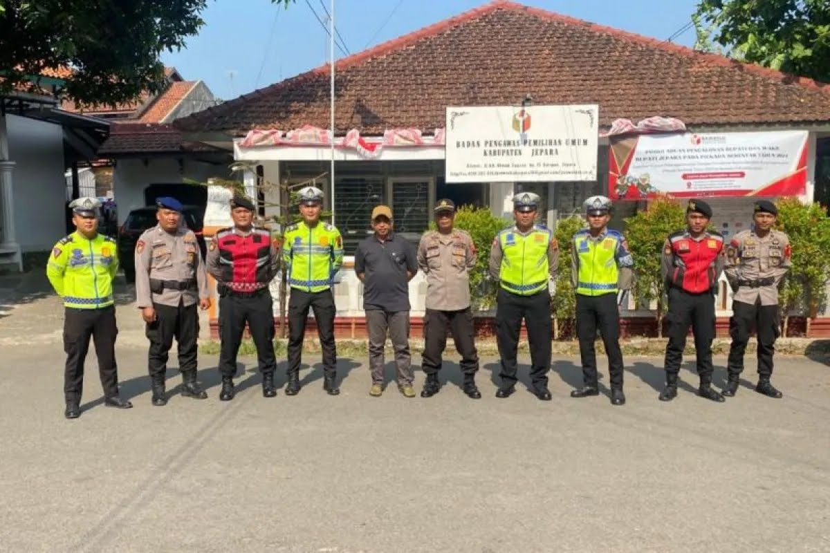 Jajaran Polres Jepara saat melakukan patroli di Kantor Bawaslu Jepara. (ANTARA/HO-Polres Jepara.)