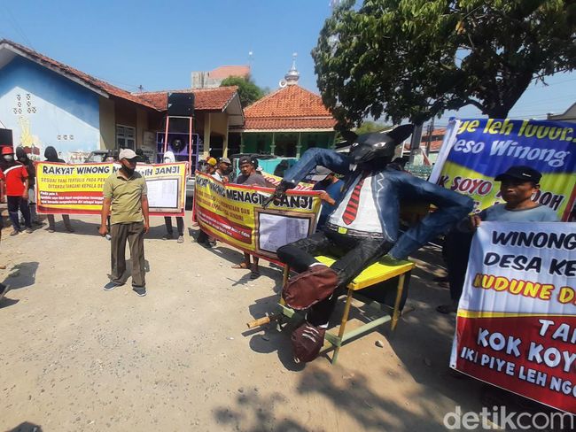 Warga Desa Winong, Kecamatan Winong, Kabupaten Pati, demo di kantor kecamatan, Senin (2/9/2024)Foto: Dian Utoro Aji/detikJateng