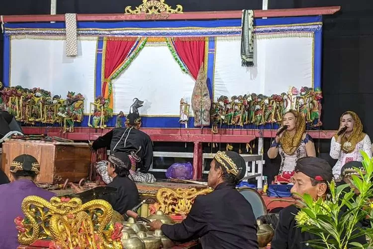 Pagelaran wayang klithik di Kabupaten Kudus, baru-baru ini. (suaramerdeka-muria.com/Hasyim Asnawi)