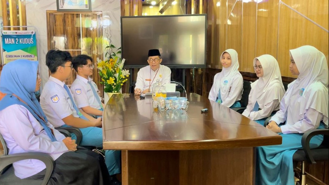 Kepala MAN 2 Kudus, Ali Musyafak bersama Tim Riset MAN 2 Kudus yang berhasil meraih Silver Medal dalam kompetisi World Youth Invention and Innovation Award (WYIIA) 2024.