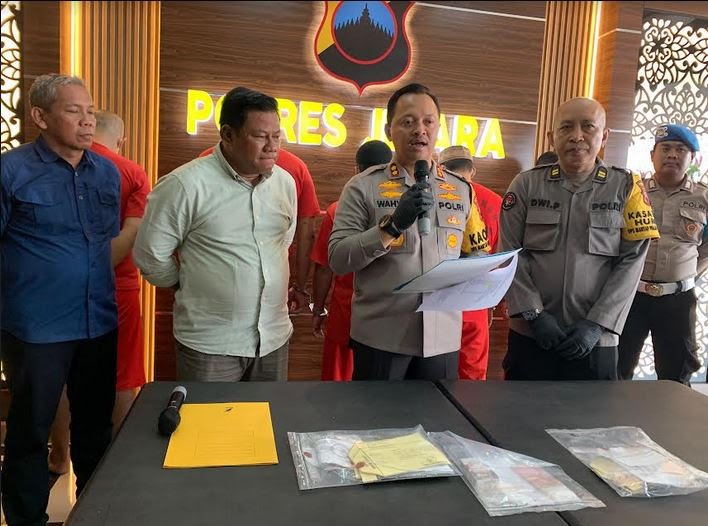 Kapolres Jepara AKBP Wahyu Nugroho Setyawan bersama jajaran Satresnarkoba saat melakukan konferensi pers atas kejadian tindak kejahatan Narkotika di Mapolres Jepara, Rabu (2/10/24). (LIA BAROKATUS SOLIKAH/JOGLO JATENG)