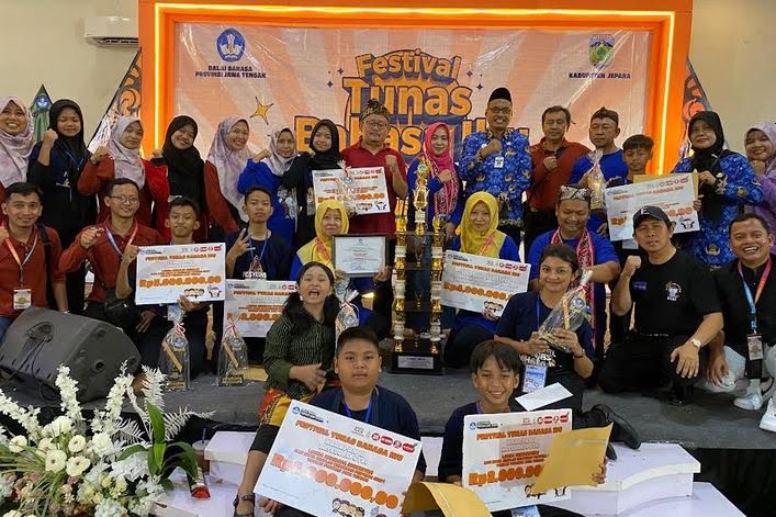 Para siswa peraih juara, guru pendamping dan Kabid SMP Disdikpora Jepara Ahmad Nurrofiq menunjukkan prestasinya di ajang FTBI 2024