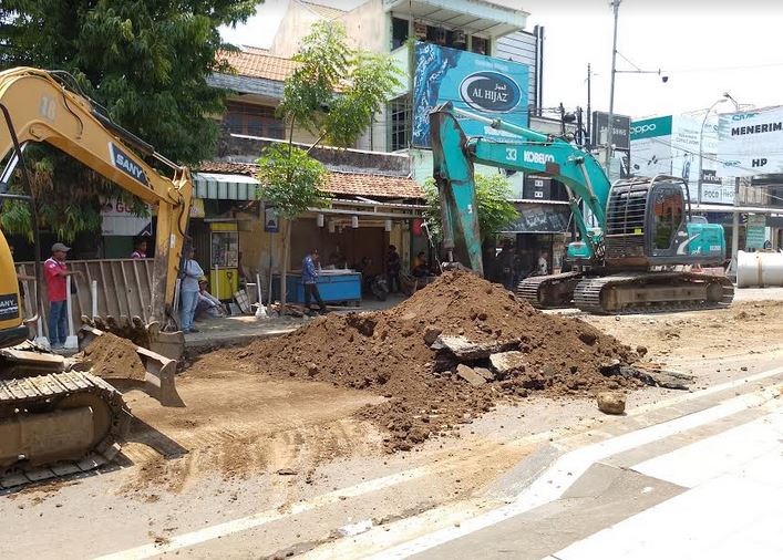 Dua alat berat dikerahkan untuk pembangunan drainase di Jalan Sunan Kudus dan Jalan KH Turaichan Adjhuri, belum lama ini. (ADAM NAUFALDO/JOGLO JATENG)