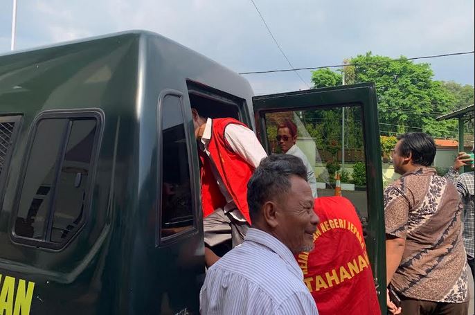 Empat terdakwa kasus tambak udang di Karimunjawa diangkut ke mobil tahanan untuk dibawa ke Rutan Jepara, Rabu (30/10/24). (LIA BAROKATUS SOLIKAH/JOGLO JATENG)