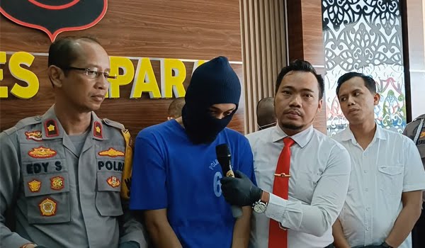 Muncikari berinisial MDH (24) yang ditangkap oleh Polres Jepara dihadirkan dalam konferensi pers di Aula Mapolres Jepara, Senin (28/10/2024). Foto: Umi Nurfaizah/BETANEWS.ID