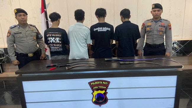 Empat remaja beserta barang bukti yang diamankan Polresta Pati buntut konvoi di jalanan (foto: detikJateng)