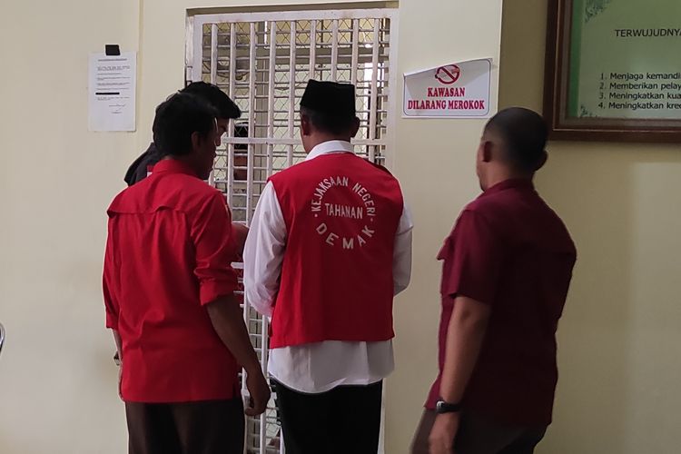 MA (mengenakan rompi tahanan) usai mengikuti sidang putusan di Pengadilan Negeri (PN) Demak, Rabu (23/10/2024) sore.(KOMPAS.COM/NUR ZAIDI)