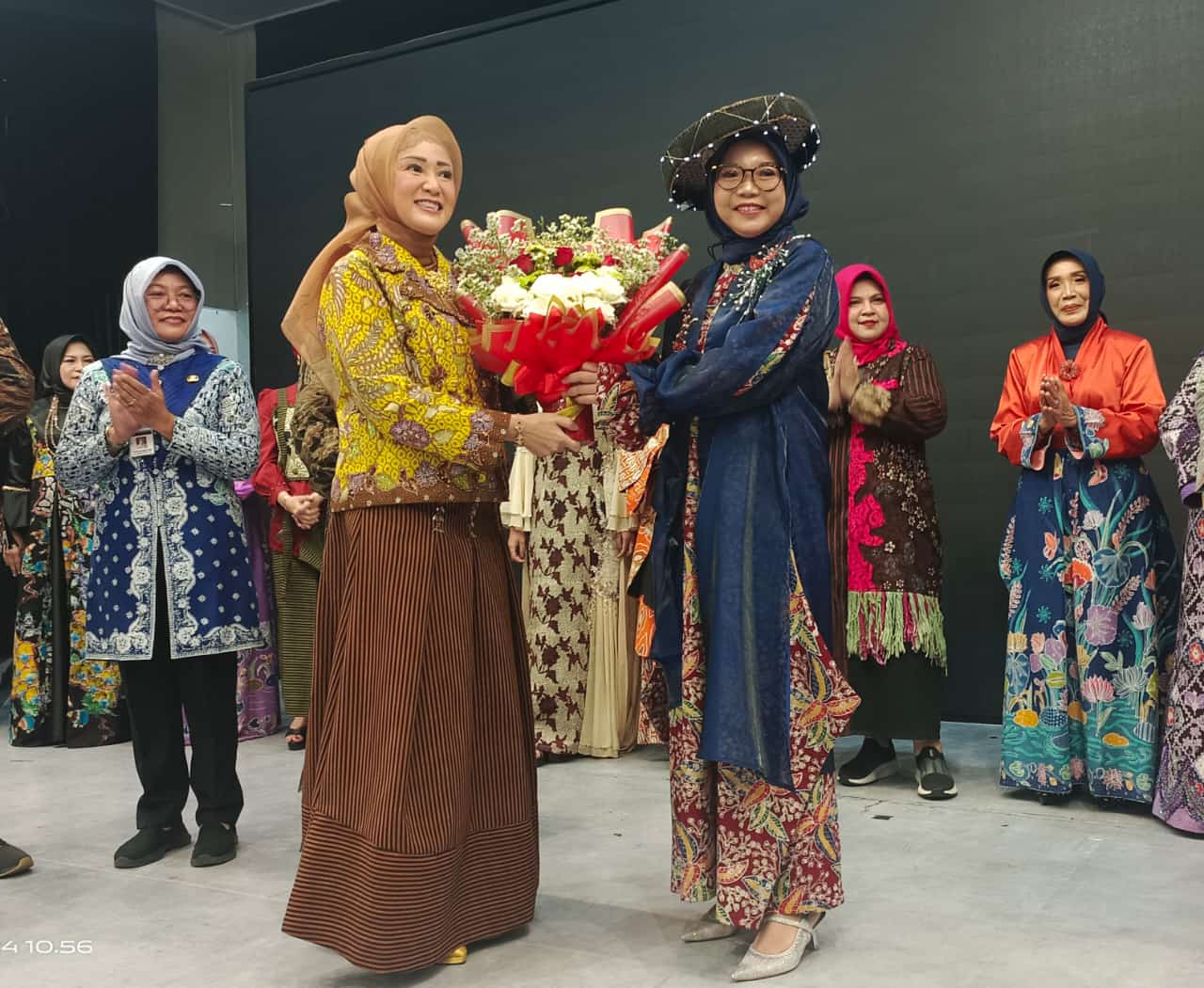 Pj Ketua Tim Penggerak PKK Kudus Aini Chabibie saat mengikuti ajang fashion show yang diselenggarakan oleh Dekrasanasda Jawa Tengah. (HUMAS/JOGLO JATENG)