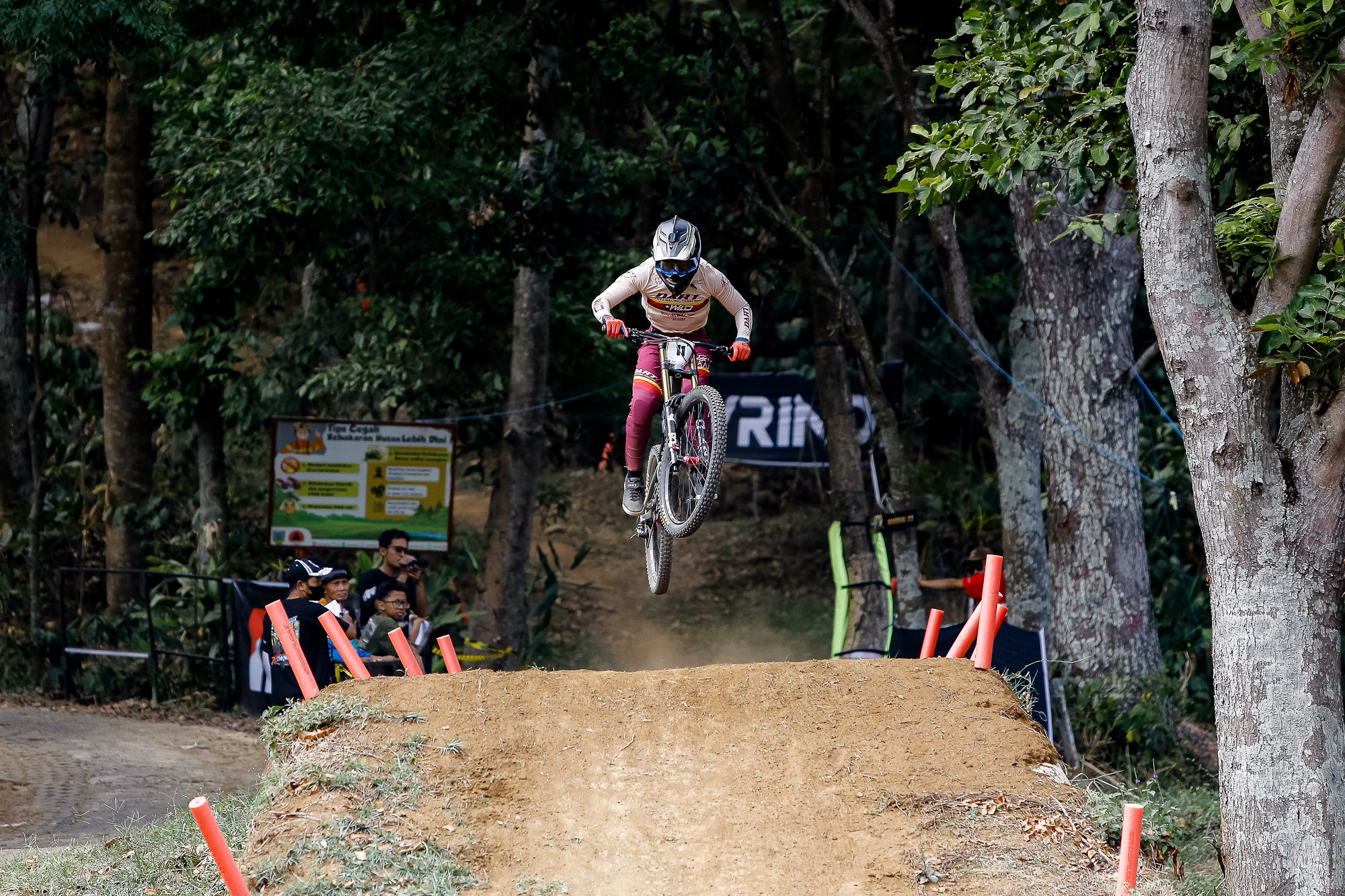 Rendy Varera Sanjaya keluar dengan catatan waktu tercepat dalam babak seeding run atau kualifikasi seri kedua 76 Indonesian Downhill 2024 di Ternadi Bike Park, Desa Ternadi, Kecamatan Dawe, Kabupaten Kudus pada Sabtu (19/10).