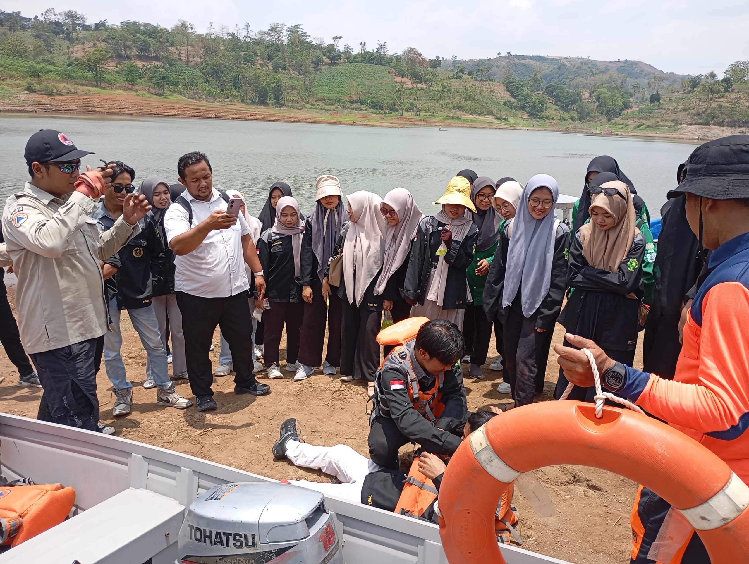 Simulasi evakuasi dalam kegiatan visiting lecture mata kuliah Manajemen Bencana dengan tema "Evakuasi dan Penanganan Korban Banjir" yang dilakukan mahasiswa Prodi PMI IAIN Kudus bekerjasama dengan BPBD Kudus pada Selasa (01/10/2024)