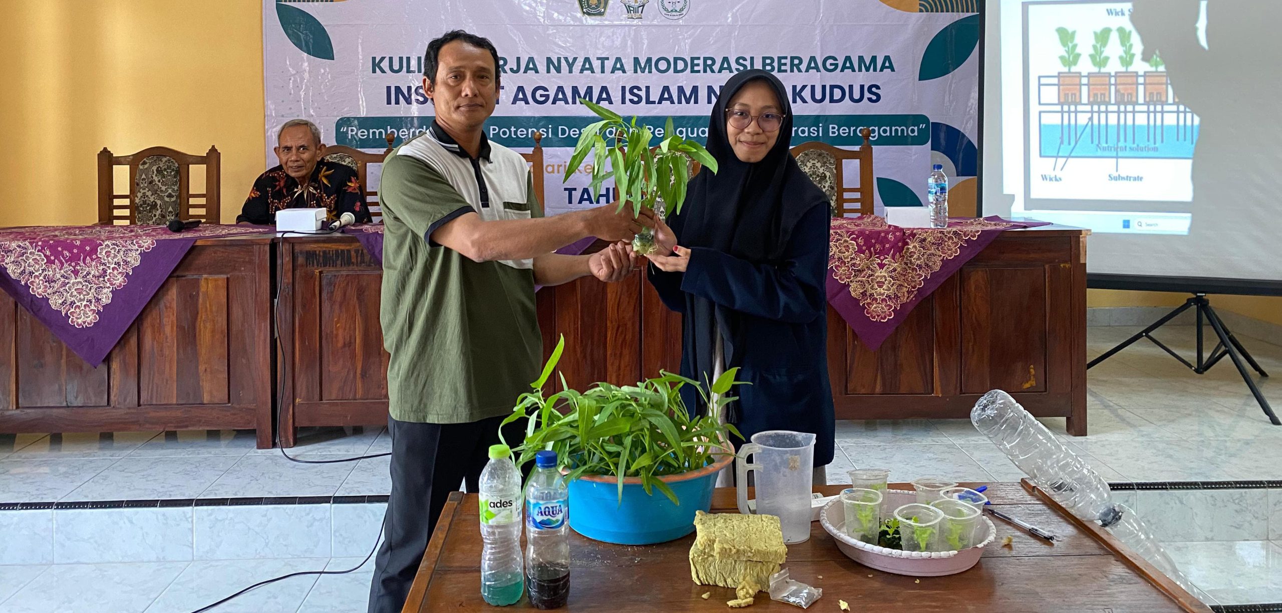 KKN-MB 075 IAIN Kudus Gelar Pelatihan dan Penyerahan Tanaman Hidroponik 1 Penyerahan Tanaman Hidroponik oleh Mahasiswa KKN-MB 075 IAIN Kudus kepada Santri Pondok Pesantren