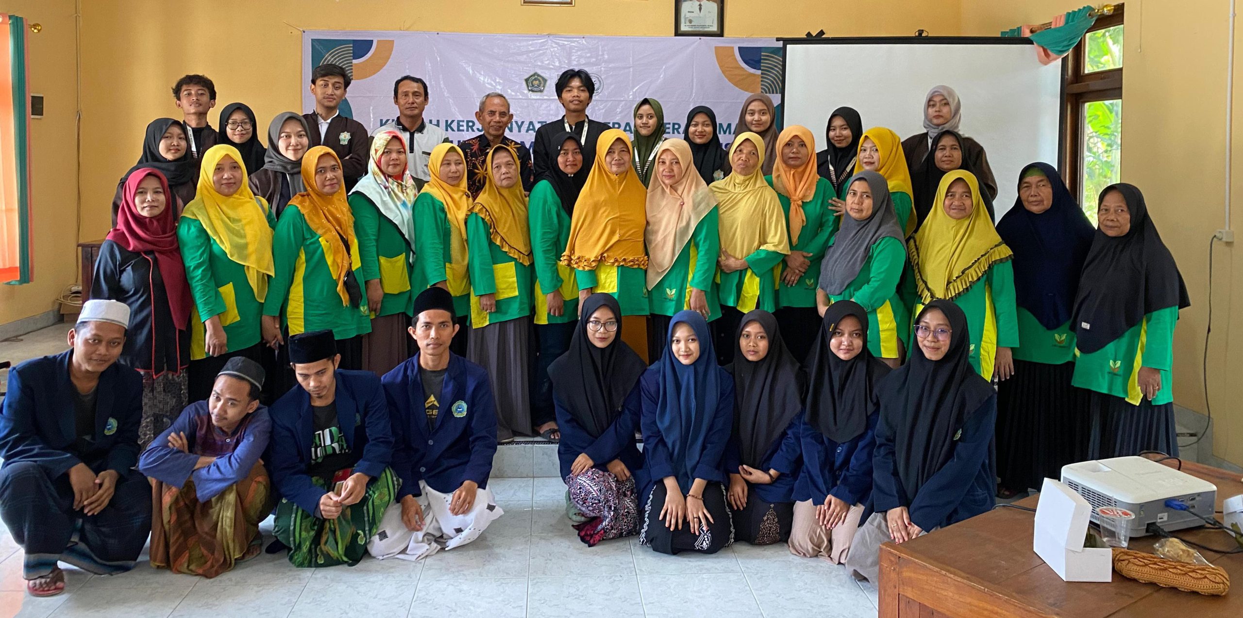 Pelatihan Tanaman Hidroponik Bersama Kelompok Wanita Tani dan Santri Pondok Pesantren Darul Qur'an di Desa Selojari